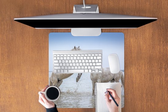 Muismat XXL 60x60 cm - Bureau onderlegger - Bureau mat Twee paarden in het water in Camargue - Bureaumat - Gaming mousepad xl - Bureaulegger groot - Computer deskmat