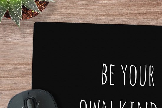 Muismat XXL 60x60 cm - Bureau onderlegger - Bureau mat Engelse quote "Be your own kind of beautiful" met een hartje tegen een zwarte achtergrond - Bureaumat - Gaming mousepad xl - Bureaulegger groot - Computer deskmat