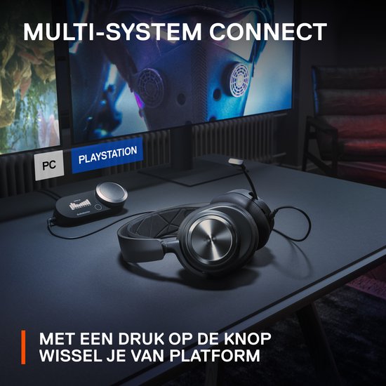Zwarte gaming headset op tafel naast een GameDAC en monitor met PC/Playstation indicatie.