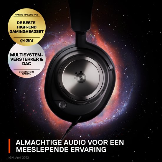 Zwarte gaming headset met metalen oorschelp en microfoon, boven kosmisch tafereel.