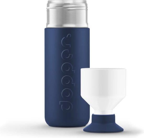 Dopper Insulated fles in Breaker Blue met zilveren bovenzijde, naast wit bekertje op blauwe voet.