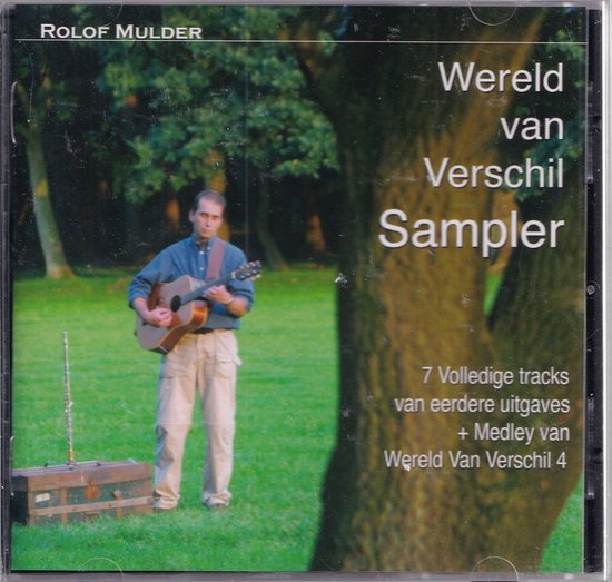 Rolof Mulder met gitaar in een weiland. Het album heet 'Wereld van Verschil Sampler'.