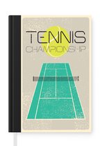 Notitieboek - Schrijfboek - Tennis illustratie op een grijze achtergrond en een blauwe tennisbaan - Notitieboekje klein - A5 formaat - Schrijfblok