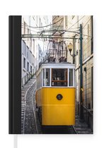Notitieboek - Schrijfboek - Een tram zit vast aan de Lavra kabelbaan in Lissabon - Notitieboekje klein - A5 formaat - Schrijfblok
