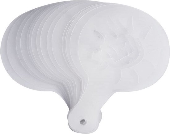 Stapel witte plastic koffie-stencils met handvatten, patronen vaag zichtbaar.