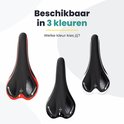 Drie fietszadels: zwart met rood, volledig zwart, zwart met wit. Allen met "SPORT" tekst.