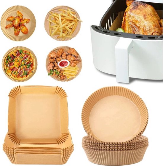 Een verzameling ronde en vierkante lichtbruine papieren bakvormpjes, naast een airfryer met geroosterde kip en diverse snacks.