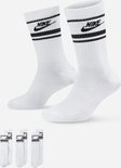 Witte sokken met twee zwarte strepen en een zwart Nike logo.
