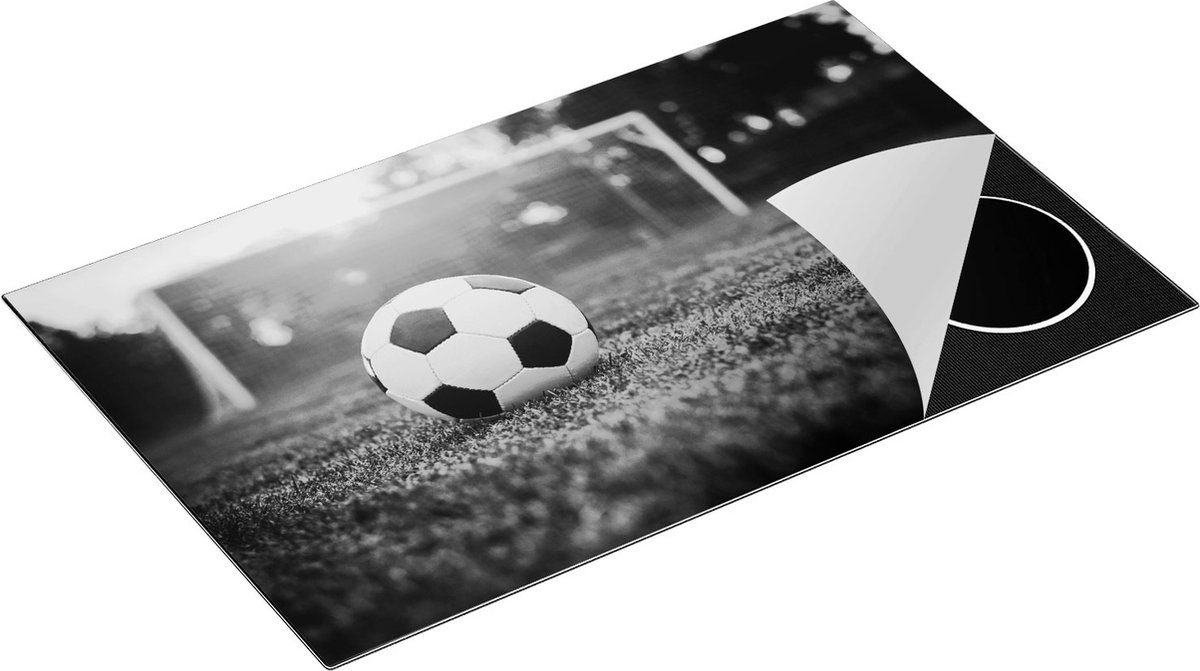 Chefcare Inductie Beschermer Voetbal met Goal tijdens Zonsondergang - Zwart Wit - 85x55 cm - Afdekplaat Inductie - Kookplaat Beschermer - Inductie Mat