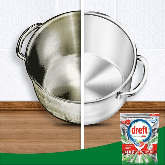 Metalen pan, links dof en vies, rechts glanzend schoon. Dreft Platinum Plus capsule rechtsonder.