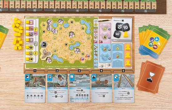 Bordspel Ark Nova op tafel, met spelbord, kaarten, pionnen en blokjes.