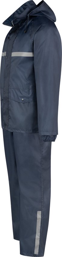 Zijaanzicht van donkerblauw regenpak met capuchon en reflecterende strepen.