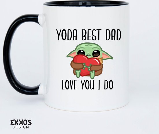 Tasse blanche avec intérieur et anse noirs. Texte "YODA BEST DAD LOVE YOU I DO" et une image de Baby Yoda tenant un cœur.