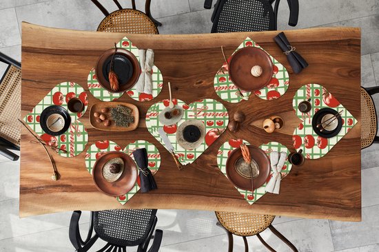 Table mise avec des sets de table en forme de cœur avec imprimé tomate et motif à carreaux vert et blanc.