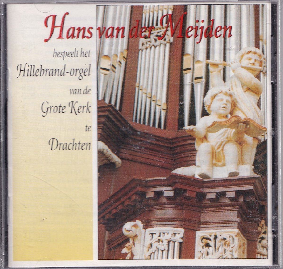 Hans van der Meijden bespeelt het orgel van de Grote Kerk te Drachten.