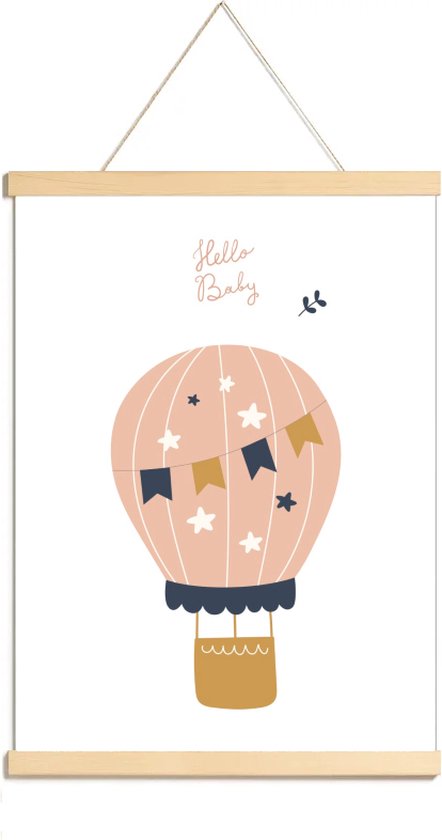 Poster met een roze, gestreepte luchtballon met gouden en marineblauwe vlaggetjes en sterren. De tekst 'Hello Baby' staat erboven.