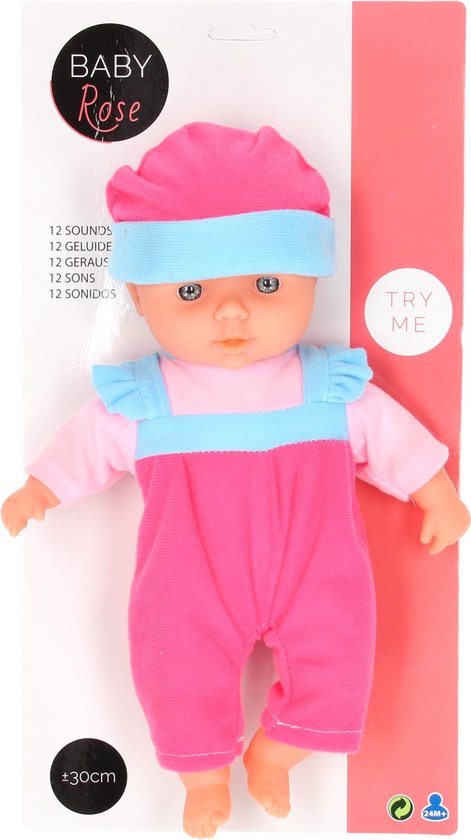 Baby Rose pop met roze mutsje, roze tuinbroek met blauwe bandjes en roze trui.