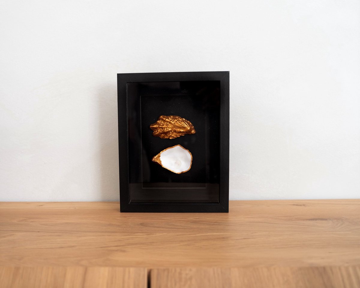 Oester in lijst zwart Large | Twee gouden oesters