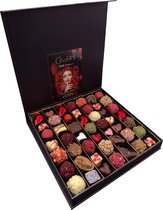 Valentijn / LOVE heel groot - Luxe doos chocolade speciaal voor jouw lief met extra persoonlijke kaart en glossy boekje met allemaal lieve verhaaltjes.