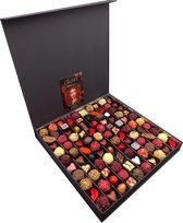 Valentijn / LOVE niet normaal groot - De grootste doos chocolade speciaal voor jouw lief met extra persoonlijke kaart en glossy boekje met allemaal lieve verhaaltjes.