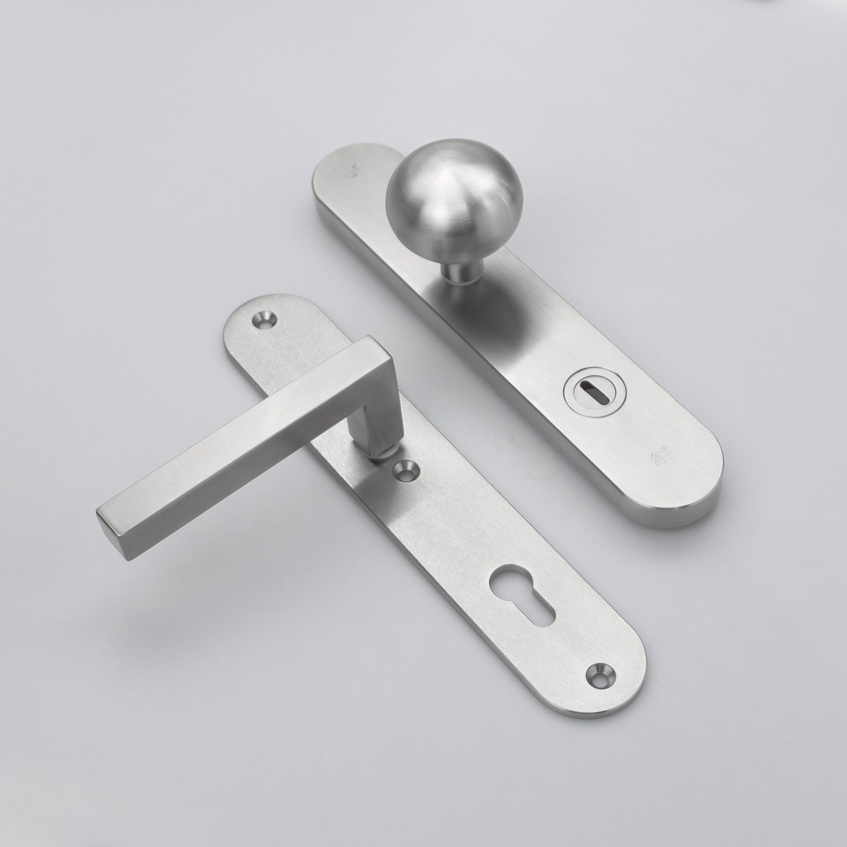 MASSIEF RVS Tzunali Deurbeslag. Model MINHO SKG*** BREED T=15/5 VKTB (kerntrek) PC92 BUITEN KNOP CASTELLO; BINNEN KRUK PAVIA