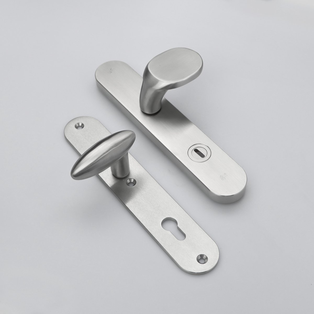 MASSIEF RVS Tzunali Deurbeslag. Model MINHO SKG*** BREED T=15/5 VKTB (kerntrek) PC92 BUITEN KNOP NELAS; BINNEN KRUK OVIDIO