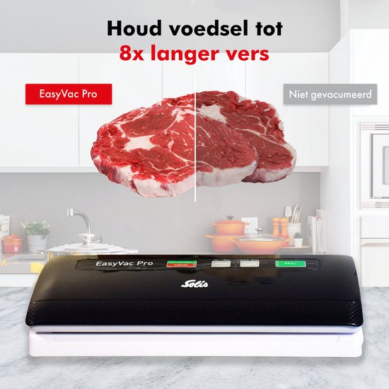 Comparaison d'une pièce de bœuf sous vide avec EasyVac Pro et une non emballée. La machine noire est au premier plan.