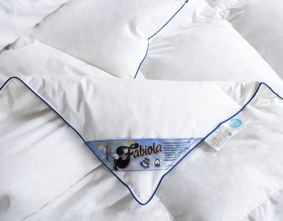Gedetailleerde kijk op een witte donsdeken met blauwe bies en het OEKO-TEX label