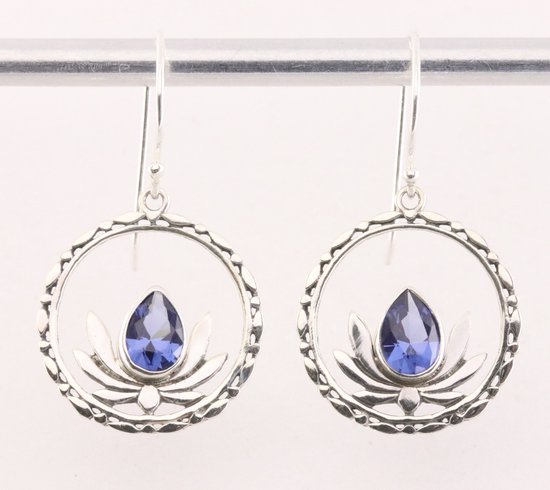 Ronde opengewerkte zilveren lotus oorbellen met blauwe saffier