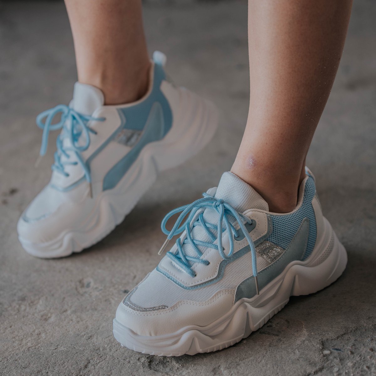 Wit met lichtblauwe sneaker - Aria maat 38