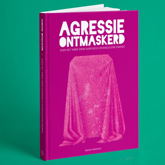 Een openstaand boek met de titel "Agressie ontmaskerd" in witte letters op een felle roze achtergrond, en een met roze stof bedekt object.