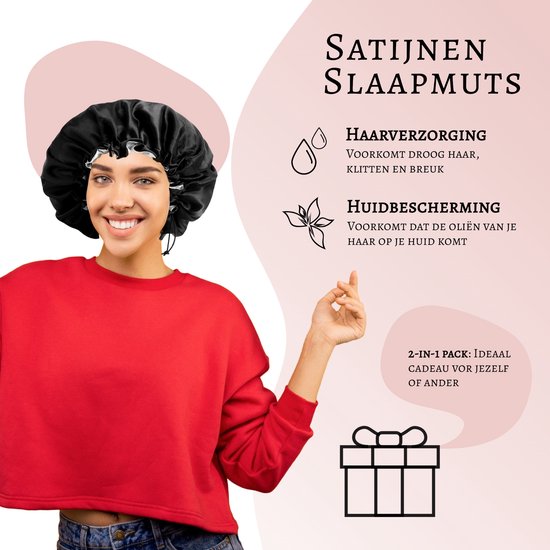 Vrouw met lang, steil donkerbruin haar draagt een zwarte satijnen slaapmuts. Tekst over haarverzorging en huidbescherming.