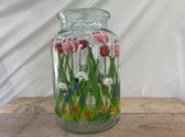 Handbeschilderde design vaas met tulpen op glas