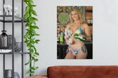 Canvas Schilderij Een blonde vrouw met een kleurrijke bikini - 60x90 cm - Wanddecoratie