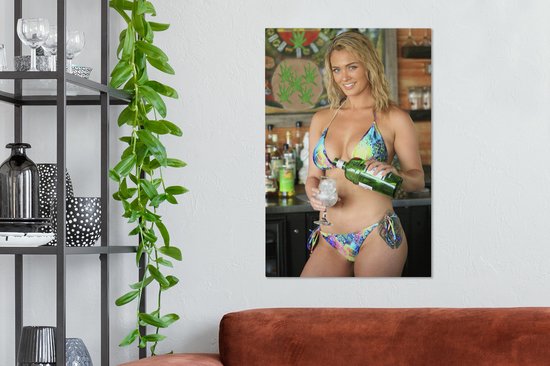 Een blonde vrouw met een kleurrijke bikini Canvas 120x180 cm - Foto print op Canvas schilderij (Wanddecoratie woonkamer / slaapkamer) XXL / Groot formaat!
