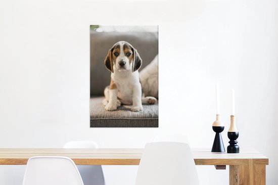 Mignon chiot Beagle assis sur le canapé Toile 40x60 cm - Tirage photo sur toile (Décoration murale salon / chambre) / Peintures sur toile pour Animaux domestiques