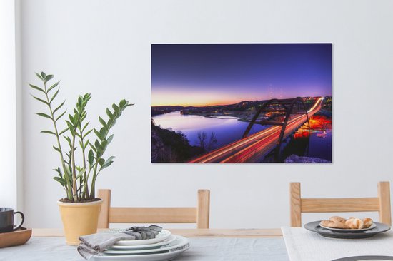 Nombreux feux tricolores sur le Pennybacker Bridge sous un ciel violet à Austin Toile 90x60 cm - Tirage photo sur toile (Décoration murale salon / chambre)