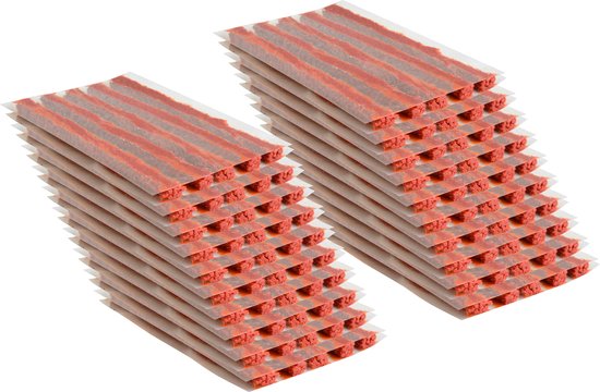 Deux piles de bandes de réparation de pneus rouges, chacune emballée individuellement dans du plastique, sur fond blanc.