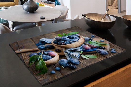KitchenYeah® Inductie beschermer 81x52 cm - Kleurrijke vertoning van pruimen in houten kom - Kookplaataccessoires - Afdekplaat voor kookplaat - Inductiebeschermer - Inductiemat - Inductieplaat mat
