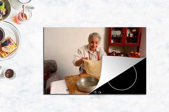 KitchenYeah® Inductie beschermer 81.6x52.7 cm - Oudere Italiaanse vrouw maakt pizza - Kookplaataccessoires - Afdekplaat voor kookplaat - Inductiebeschermer - Inductiemat - Inductieplaat mat
