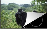 KitchenYeah® Inductie beschermer 80.2x52.2 cm - Twee zwart gekleurde Gorilla's in een groene omgeving - Kookplaataccessoires - Afdekplaat voor kookplaat - Inductiebeschermer - Inductiemat - Inductieplaat mat