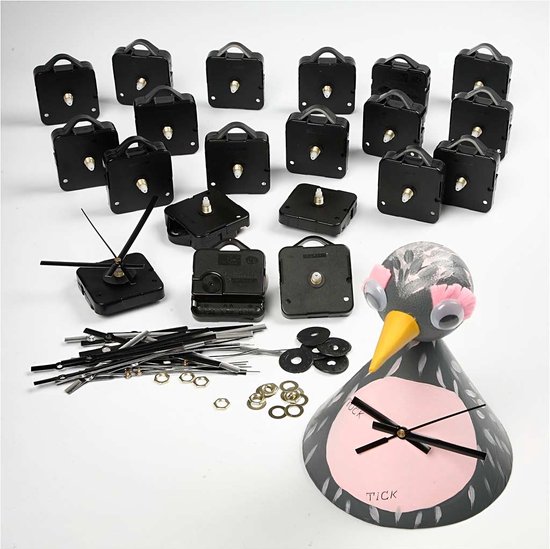 Grote groep zwarte klokmechanismen, wijzers, moeren en een decoratieve vogelklok.
