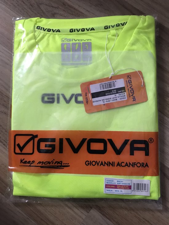 Givova sportshirt in felgroen met verpakking en label.