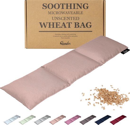 Doos met tekst 'SOOTHING MICROWAVEABLE UNSCENTED WHEAT BAG' en een langwerpig roze warmtekussen. Ook een stapeltje tarwekorrels te zien.