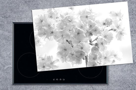 KitchenYeah® Inductie beschermer 80x52 cm - Close-up van de bloesem van een kersenboom - zwart wit - Kookplaataccessoires - Afdekplaat voor kookplaat - Inductiebeschermer - Inductiemat - Inductieplaat mat