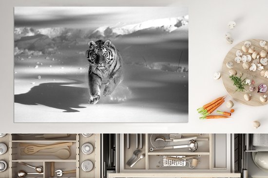 KitchenYeah® Inductie beschermer 76x51.5 cm - Tijger - Jacht - Sneeuw - Zwart - Wit - Kookplaataccessoires - Afdekplaat voor kookplaat - Inductiebeschermer - Inductiemat - Inductieplaat mat