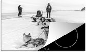 KitchenYeah® Inductie beschermer 80x52 cm - Siberische Husky's aan een slee rusten uit in de sneeuw - zwart wit - Kookplaataccessoires - Afdekplaat voor kookplaat - Inductiebeschermer - Inductiemat - Inductieplaat mat