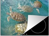 KitchenYeah® Inductie beschermer 70x52 cm - Schildpadden die samen in het helderblauwe water bij Grand Cayman zwemmen - Kookplaataccessoires - Afdekplaat voor kookplaat - Inductiebeschermer - Inductiemat - Inductieplaat mat