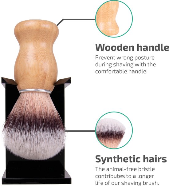 Scheerkwast met bamboe handvat en synthetische, bruin-witte haren op zwarte houder. Details: 'Wooden handle' en 'Synthetic hairs'.