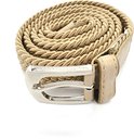 Ceinture tressée beige avec boucle argentée et passant en cuir beige.